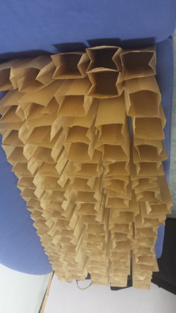 Förberedder fiskdamms påsar